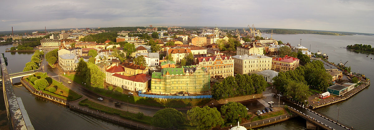 Вид на центральную часть города с башни Св. Олафа Выборгского замка.