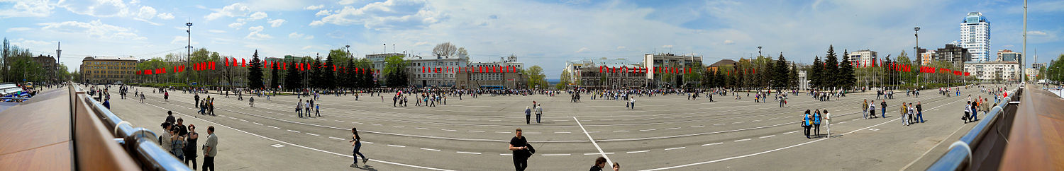 Панорама площади со стороны театра