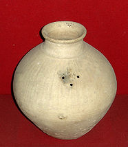 Urartian pottery, Erebuni museum 4a.jpg