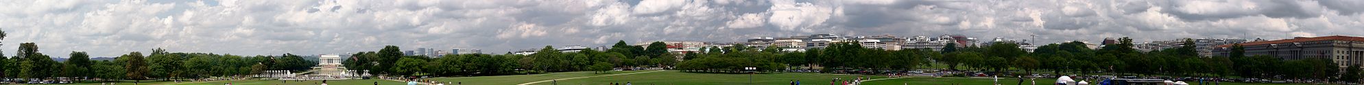 Панорамный снимок центра города от монумента Вашингтона. Панорама охватывает направления от юго-запада до северо-востока. Можно увидеть мемориал Линкольна и Белый дом