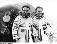 Валерий Быковский (слева) и Зигмунд Йен после приземления