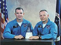 слева направо: Скотт, Армстронг