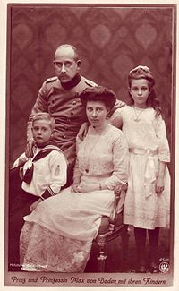Бертольд с родителями и сестрой. 1914 г.