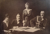 граф Михаил Михайлович де Торби (в центре) с сёстрами Надеждой (слева) и Анастасией (справа) и отцом, великим князем Михаилом Михайловичем