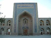Фасад медресе Модари-хан