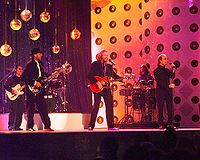 Выступление в 1996 году. Слева направо: Морис, Барри, Робин.