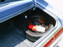 Аварийное колесо в багажнике AMC AMX (англ.) 1970 года с воздушным балончиком для одноразовой накачки.