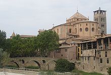 Общий вид собора со стороны реки (видны неоклассическая апсида и романская колокольня). Слева римский мост.