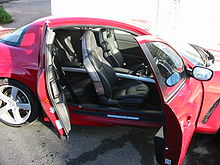 В Mazda RX-8 используются двустворчатые двери, чтобы избежать проблемы безопасности обычных заднепетельных дверей