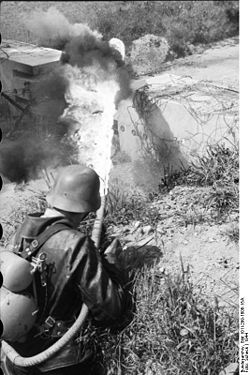 Bundesarchiv Bild 101I-299-1808-15A, Nordfrankreich, Soldat mit Flammenwerfer.jpg