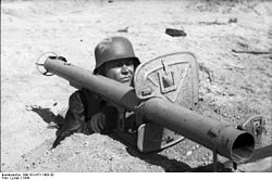 Bundesarchiv Bild 101I-671-7483-29, Reichsgebiet, Soldat mit Panzerabwehrwaffe.jpg