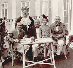 На террасе Несвижского замка: Мария Роза Радзивилл с сыновьями Леоном, Альбрехтом, Каролем (слева направо) и внучкой Эльжбетой