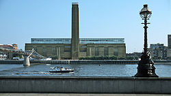Здание галереи на берегу Темзы