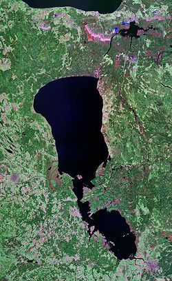 Спутниковый снимок Чудско-Псковского озера, северная часть — Чудское озеро, южная — Псковское озеро