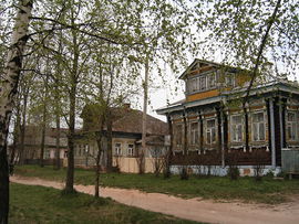 House with trees Myshkin.JPG