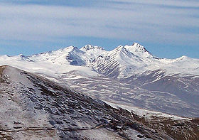 Арагац, вид с востока, слева направо видны вершины : Южная, Западная, Восточная, Северная