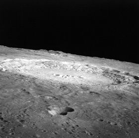 Лунный кратер Коперник, сфотографированный с «Аполлона-12». Фото НАСА.