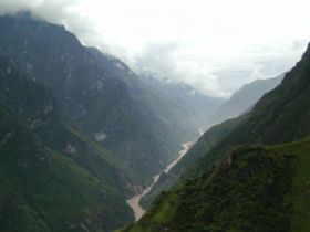 Юйдунсюэшань слева, возвышается над ущельм Прыгающего Тигра.