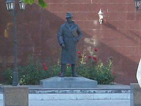 Памятник Владимиру Высоцкому в образе Глеба Жеглова