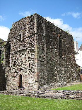 Развалины главной башни замка Монмут