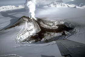 Пар, исходящий из жерла вулкана в заключительной стадии извержения 1984 года