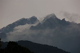 Гора Стэнли. Слева пик Александра, справа — пик Маргерита