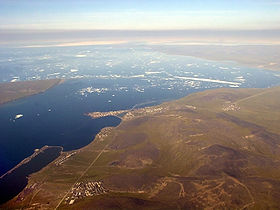 Певек, вид с высоты птичьего полета (слева видна бо́льшая часть острова Большой Роутан)