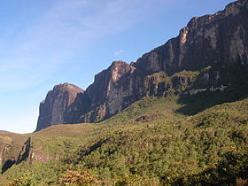 Гора Рорайма — высшая точка массива, 2810 м