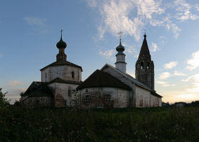Крестовоздвиженская (справа) и Козьмодемьянская церкви в Коровниках