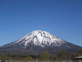 Вид вулкана из национального парка Сикоцу-Тоя[en]