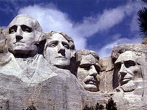 (слева направо) Скульптуры Джорджа Вашингтона, Томаса Джефферсона, Теодора Рузвельта и Авраама Линкольна, высеченные в честь 150-летия истории США.