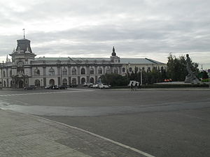 Вид на здание музея с Площади 1 Мая