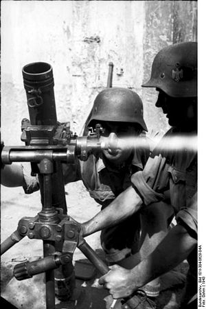 Bundesarchiv Bild 101I-304-0628-04A, Italien, Soldaten mit Granatwerfer in Ortschaft.jpg