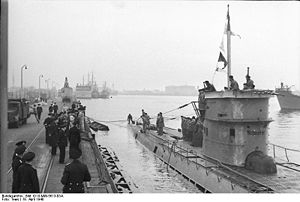 Bundesarchiv Bild 101II-MW-5613-03A, Wilhelmshaven, U-Boot läuft ein.jpg