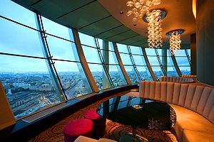 Панорамный коктейльный бар «Сити Спейс», расположенный на 34-м этаже «Swissôtel Красные Холмы»