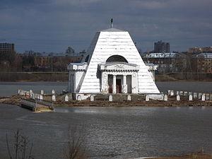 Вид на южную сторону храма-памятника с Адмиралтейской (Кировской) дамбы