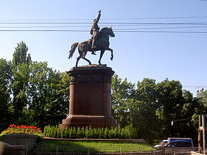 Jezdecká socha komunistického hrdiny na třídě Tarasa Ševčenka.jpg