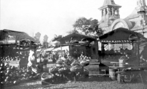 «Евбаз» в начале XX века. Торговые ряды, за ними железная церковь Иоанна Златоуста.