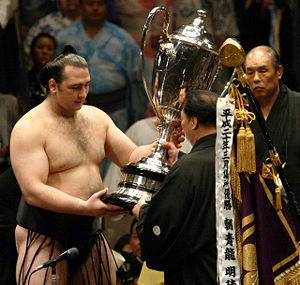Kotooshu winning Emperor's Cup 2008 May.jpg