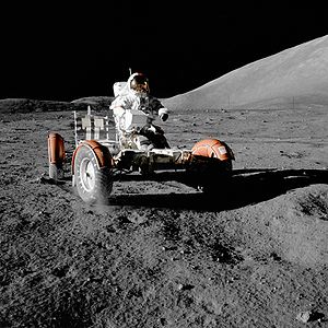 Астронавт Юджин Сернан, командир экипажа Аполлона-17 на лунном автомобиле «Лунар Ровер»