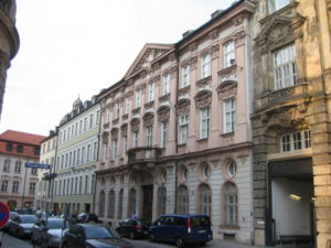 Уличный фасад дворца Хольнштайн