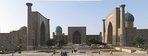 Площадь Регистан в Самарканде с тремя медресе (слева — Улугбека, справа — Шердор, прямо — Тилля-Кари)