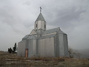 Металлическая церковь на вершине холма