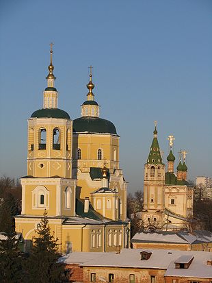 Ильинская церковь (на переднем плане), вид с Соборной горы.