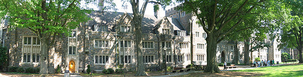 Западный кампус выдержан преимущественно в неоготическом стиле. На фотографии представлено типичное жилое здание.