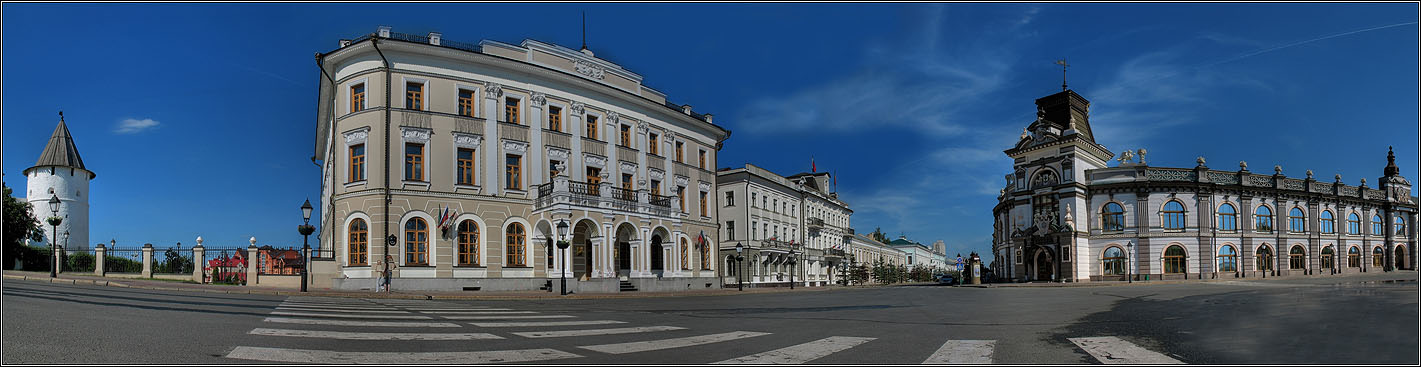 Слева направо: башня Кремля, здания городской администрации, Национальный музей РТ